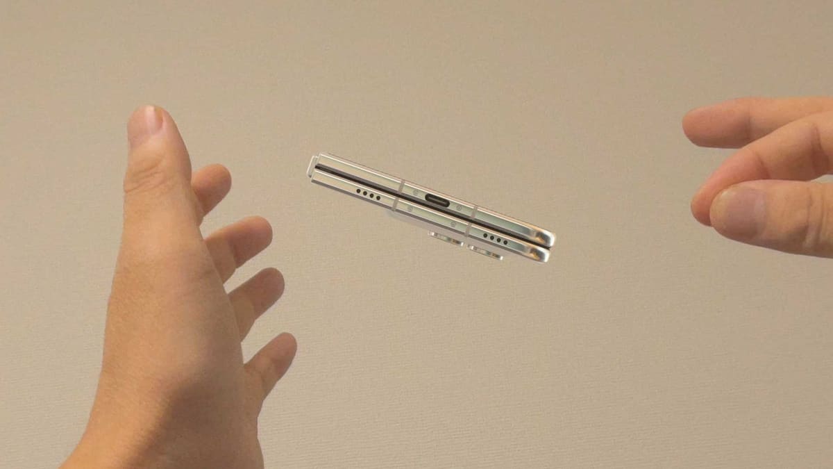 確認すると、スピーカーの位置は上の左側、下の右側に分かれる形