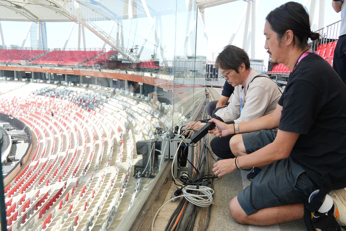 スタジアムに PTZ オートフレーミングカメラを設置している様子<br><span class="fnt-70">ソニー株式会社提供</span>