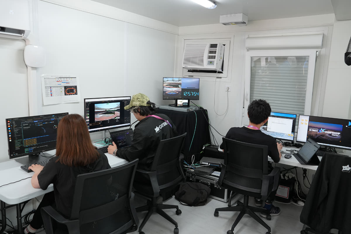 作業に取り組むエンジニア達の様子<br><span class="fnt-70">ソニー株式会社提供</span>