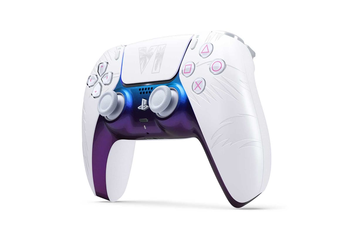 「DualSense ワイヤレスコントローラー “グランド・セフト・オートVI” ホワイト リミテッドエディション」<br><span class="fnt-70">(C)Sony Interactive Entertainment Inc. All rights reserved. Design and specifications are subject to change without notice.</span>