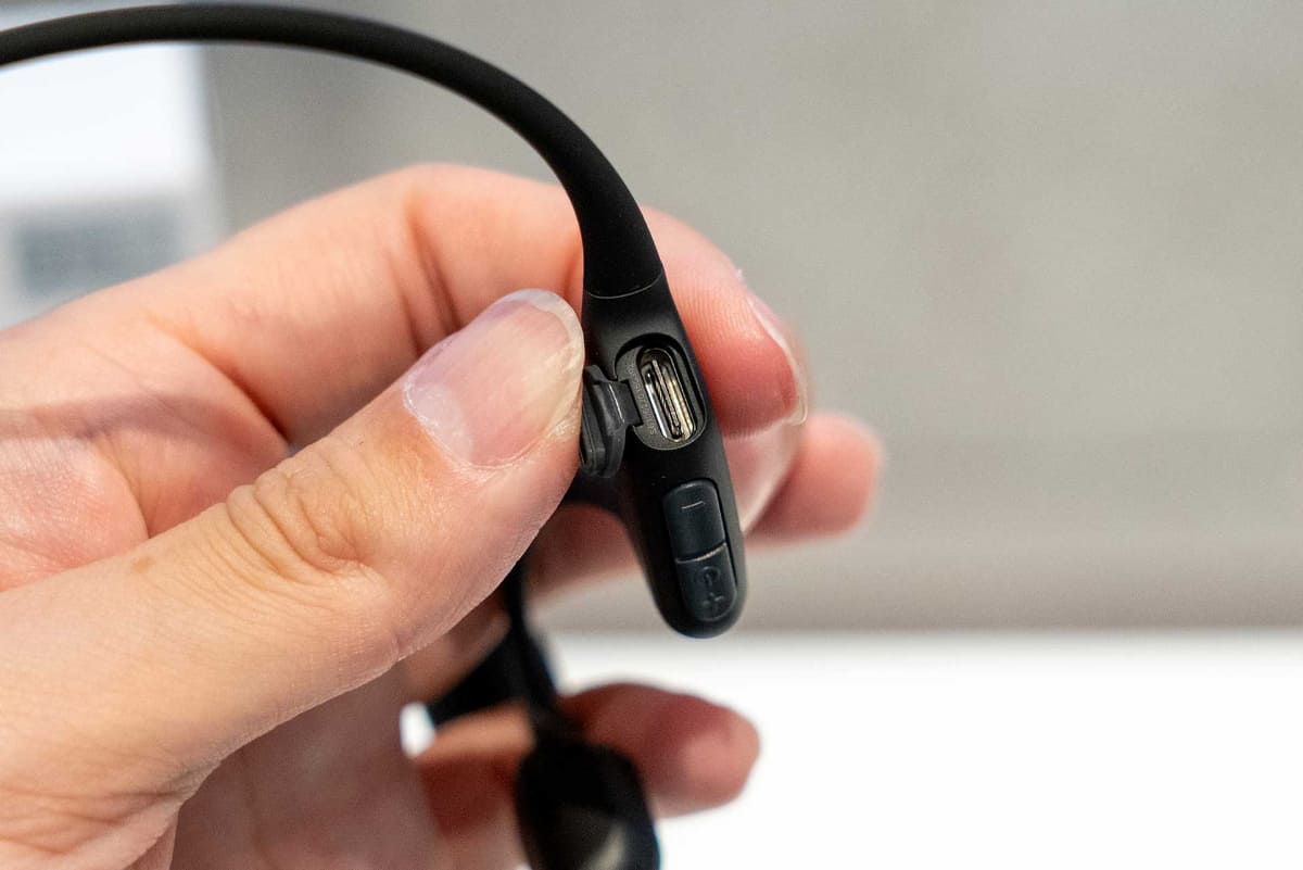 充電ポートはUSB-C。ポートがある本体右側には電源ボタンなども備える