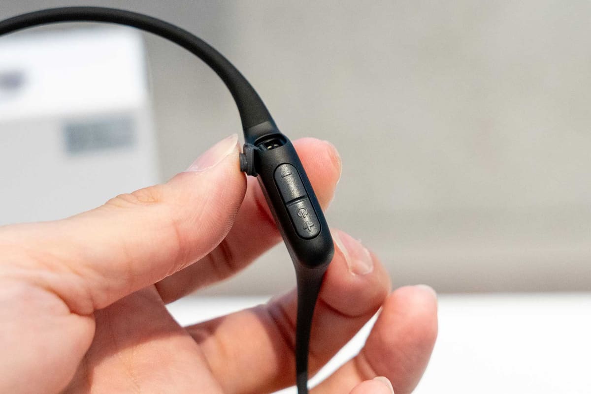 充電ポートはUSB-C。ポートがある本体右側には電源ボタンなども備える