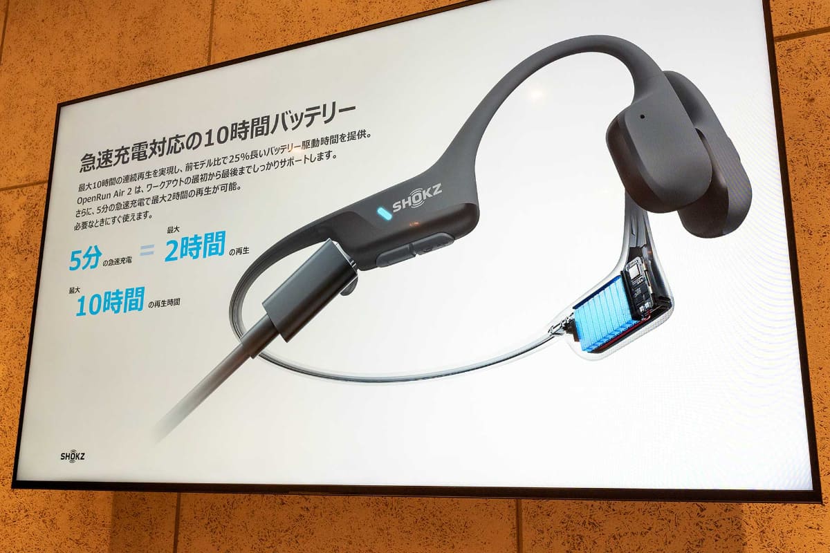 充電ポートはUSB-C。ポートがある本体右側には電源ボタンなども備える
