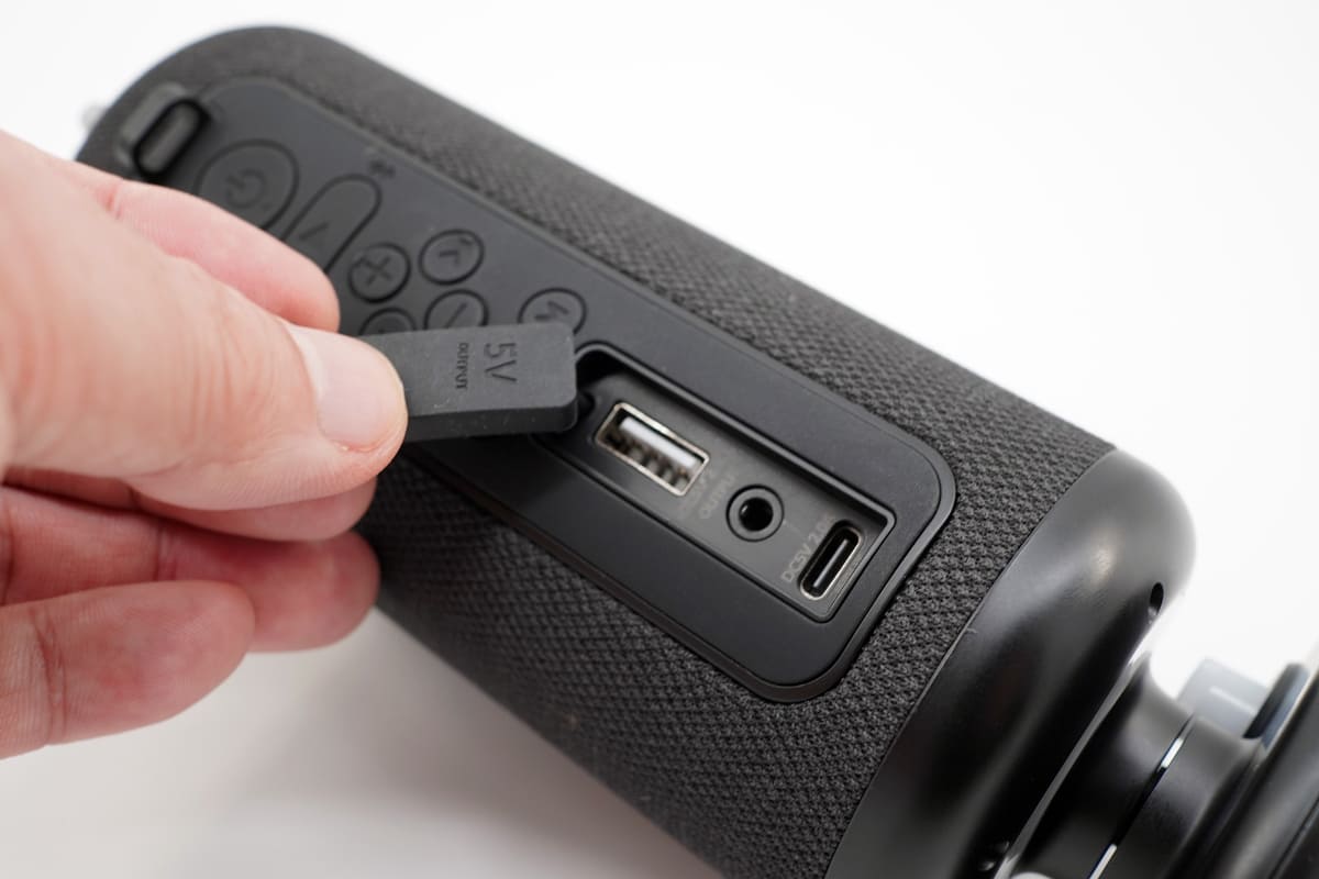 ゴムカバーを開けるとUSB-A端子とヘッドホン端子にアクセスできる