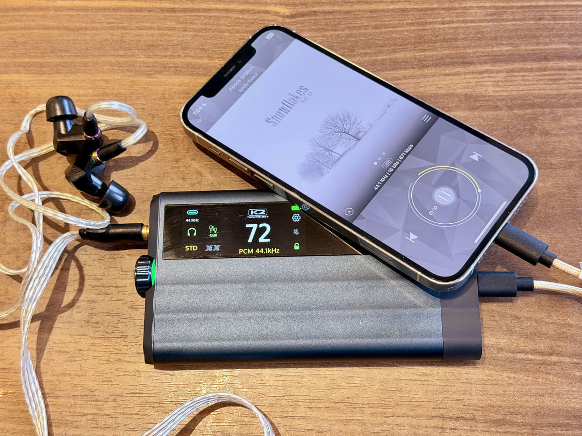 Campfire Audio「Fathom」と接続(※画像では撮影の都合でiPhone 12 Proを接続)