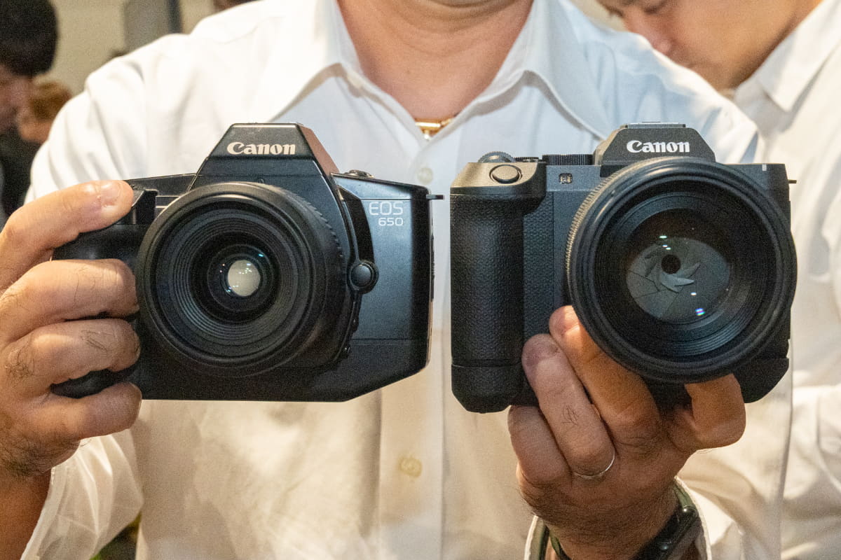 左がEOS初代機の「EOS 650」。右がエクステンショングリップを装着した「EOS R8 Mark II」