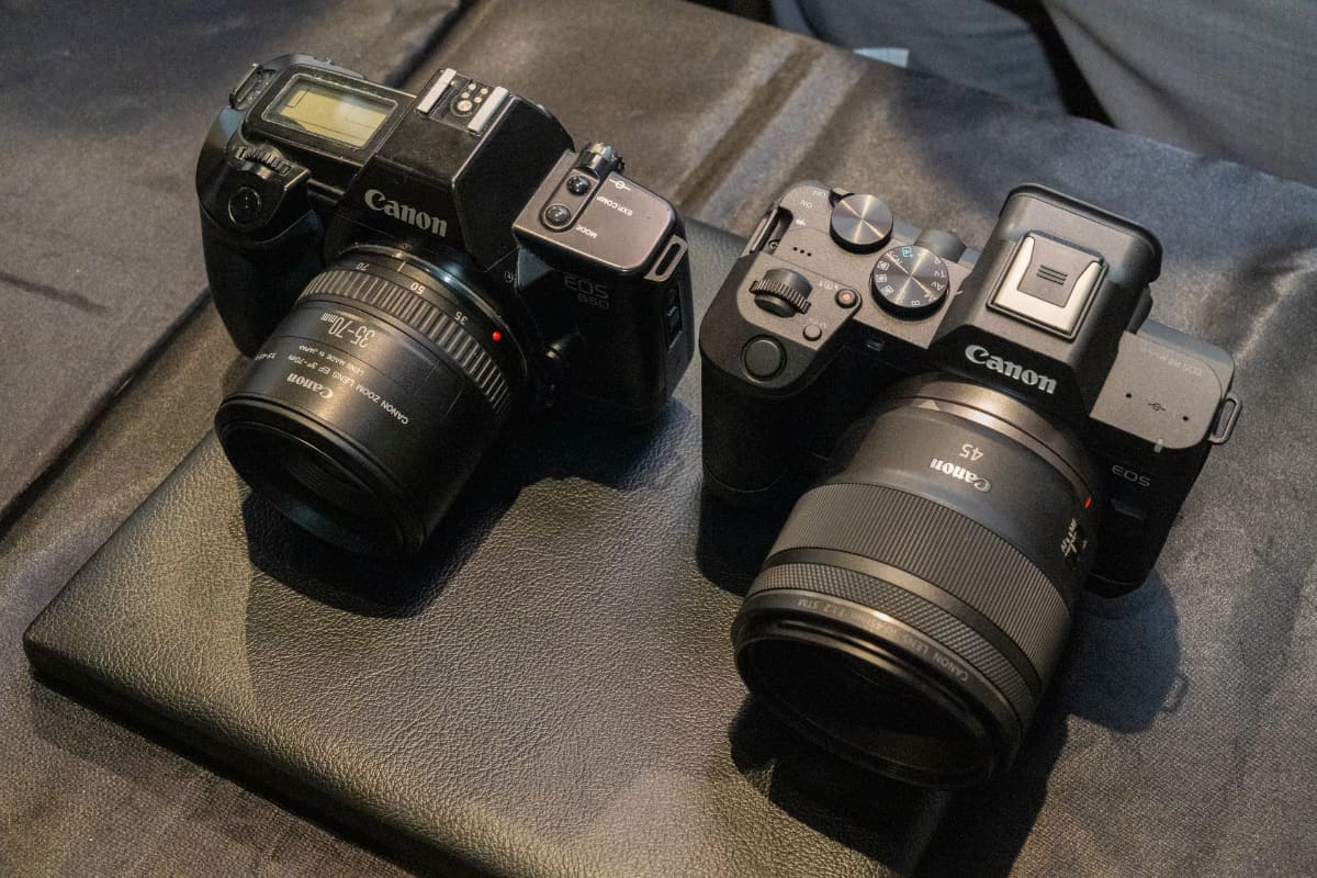 左がEOS初代機の「EOS 650」。右がエクステンショングリップを装着した「EOS R8 Mark II」