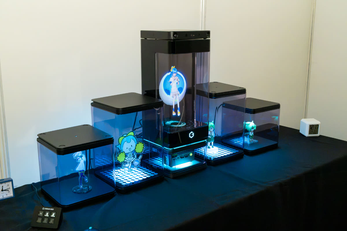 中央の大きな筐体がGatebox3。展示では本体下にミニPCが設置されていた