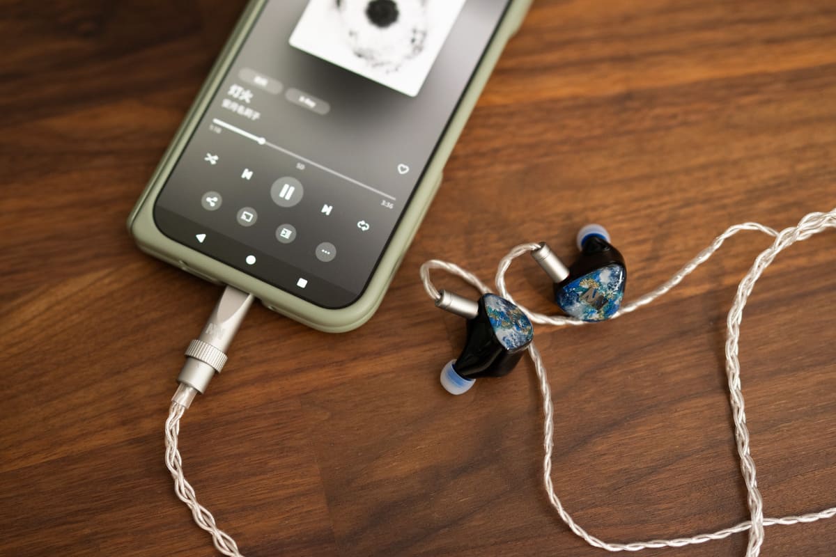 USB-Cプラグでスマホと接続