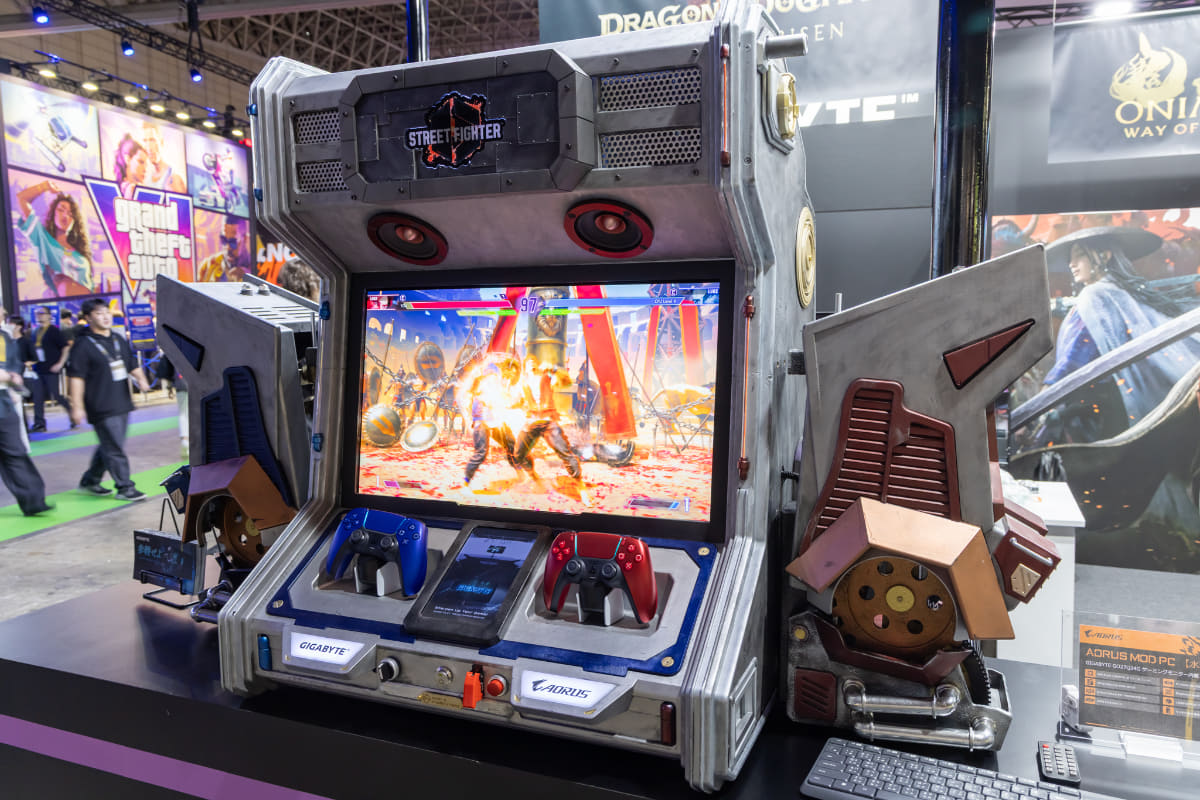 有機ELモニター(GO27Q24G)を埋め込んだ「AORUS MOD PC」(水冷式)