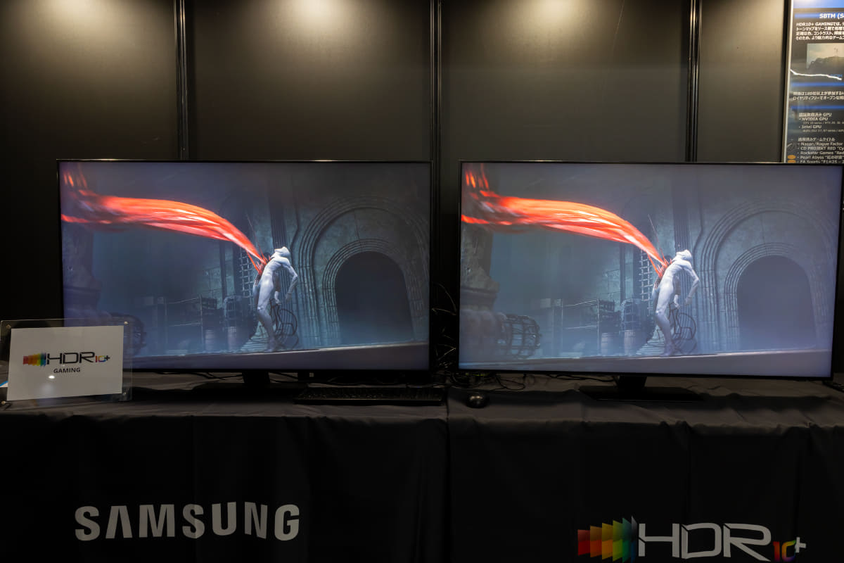 HDR10＋ GAMINGで表示した場合(写真左)と、HDR10で表示した場合(右)。右のテレビは暗部が持ち上がり、全体が白く見えてしまっている。なお、デモに使っているテレビはどちらもモデル(サムスン製テレビ)