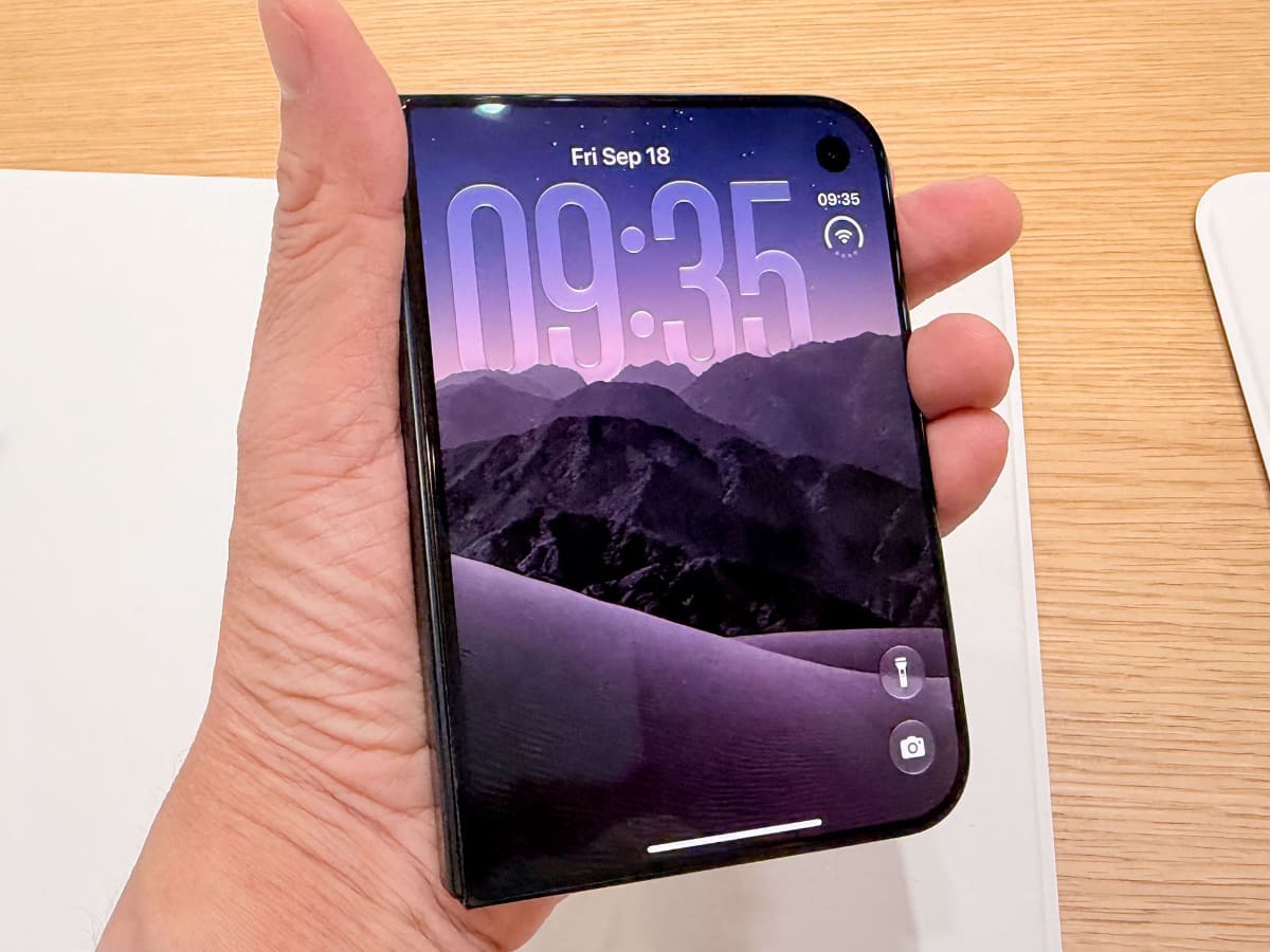 iPhone Duo。カラーはナイトスカイ