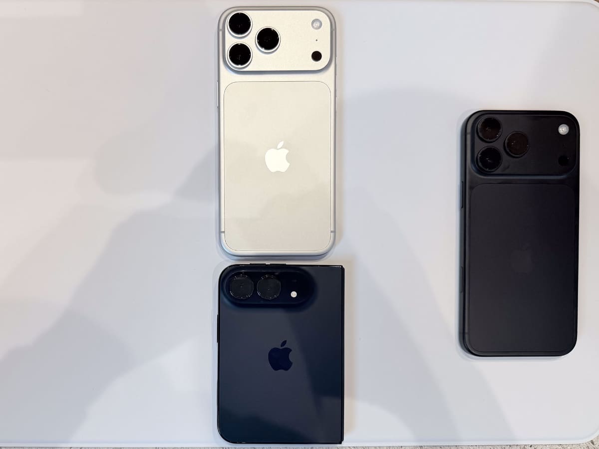iPhone 18 Pro Maxと並べてみたところ。横幅は近い
