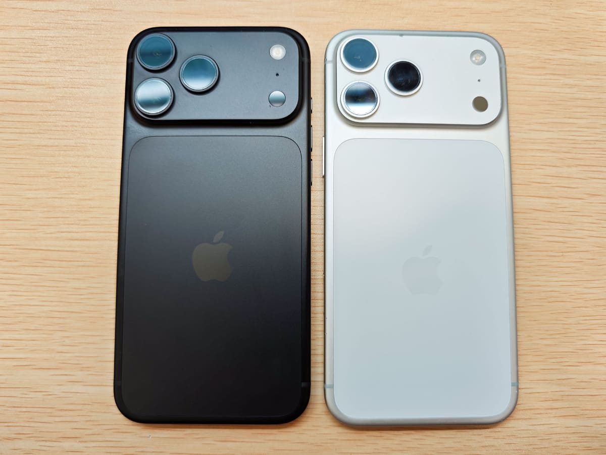 左がiPhone 18 Pro Max、右がiPhone 17 Pro Max。ロゴの位置と色くらいしか違いがわからない