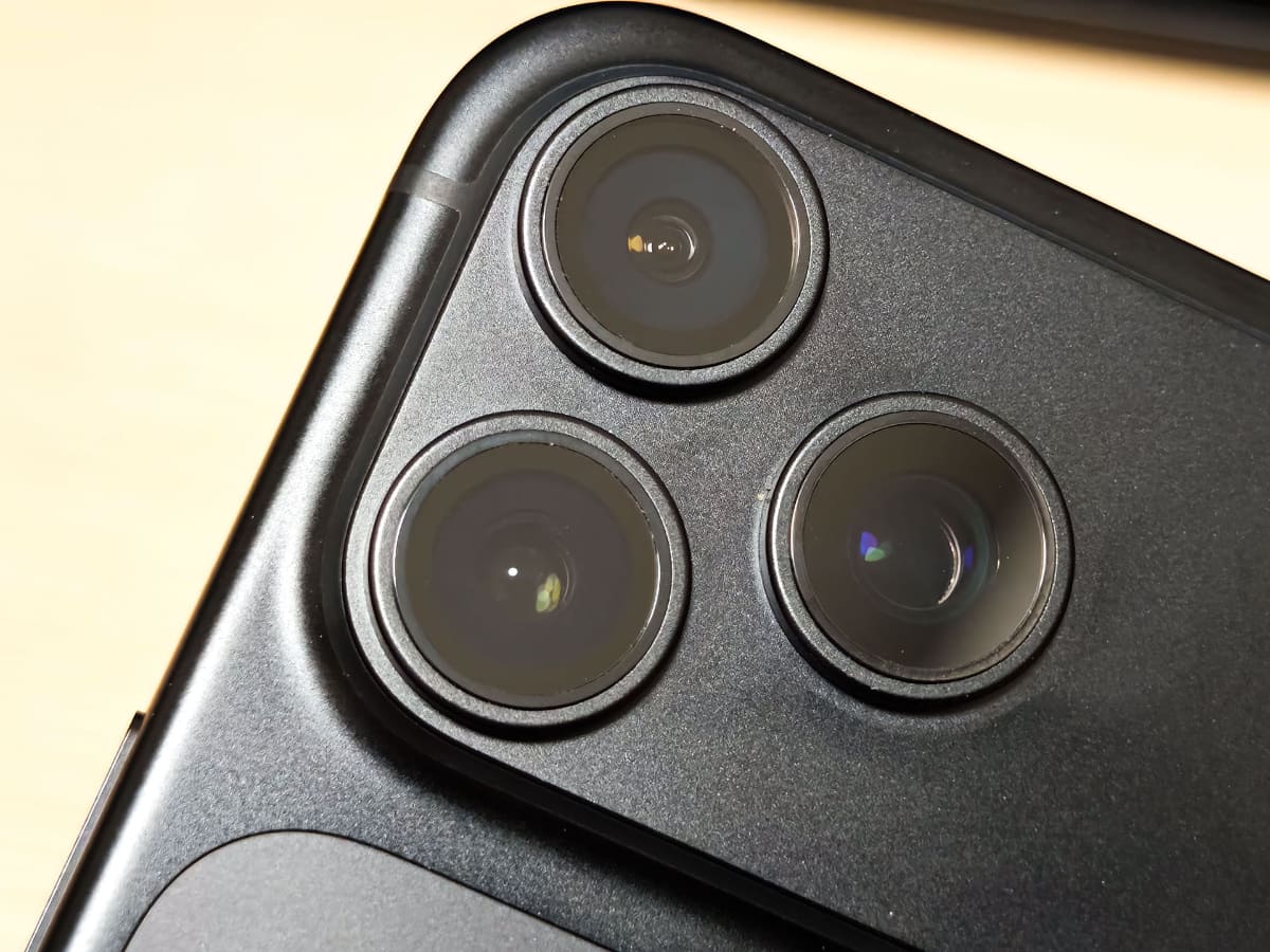 可変絞りが搭載されたため、設定を変えると、左下のメインカメラの絞りの開口部の大きさが変わる