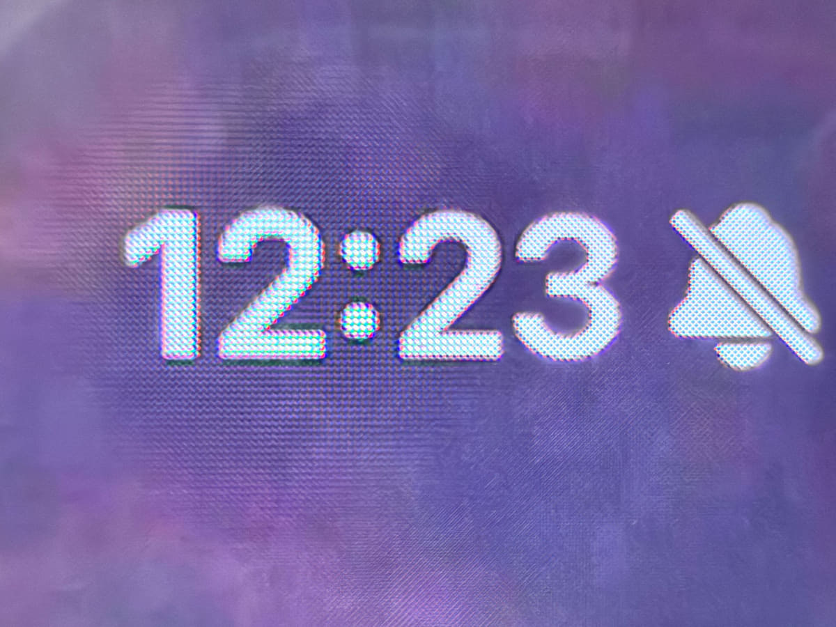 拡大写真。18 Pro Maxの場合、時計のあたりに丸く、解像度が低い領域があるのがわかる。ここに赤外線センサーがある