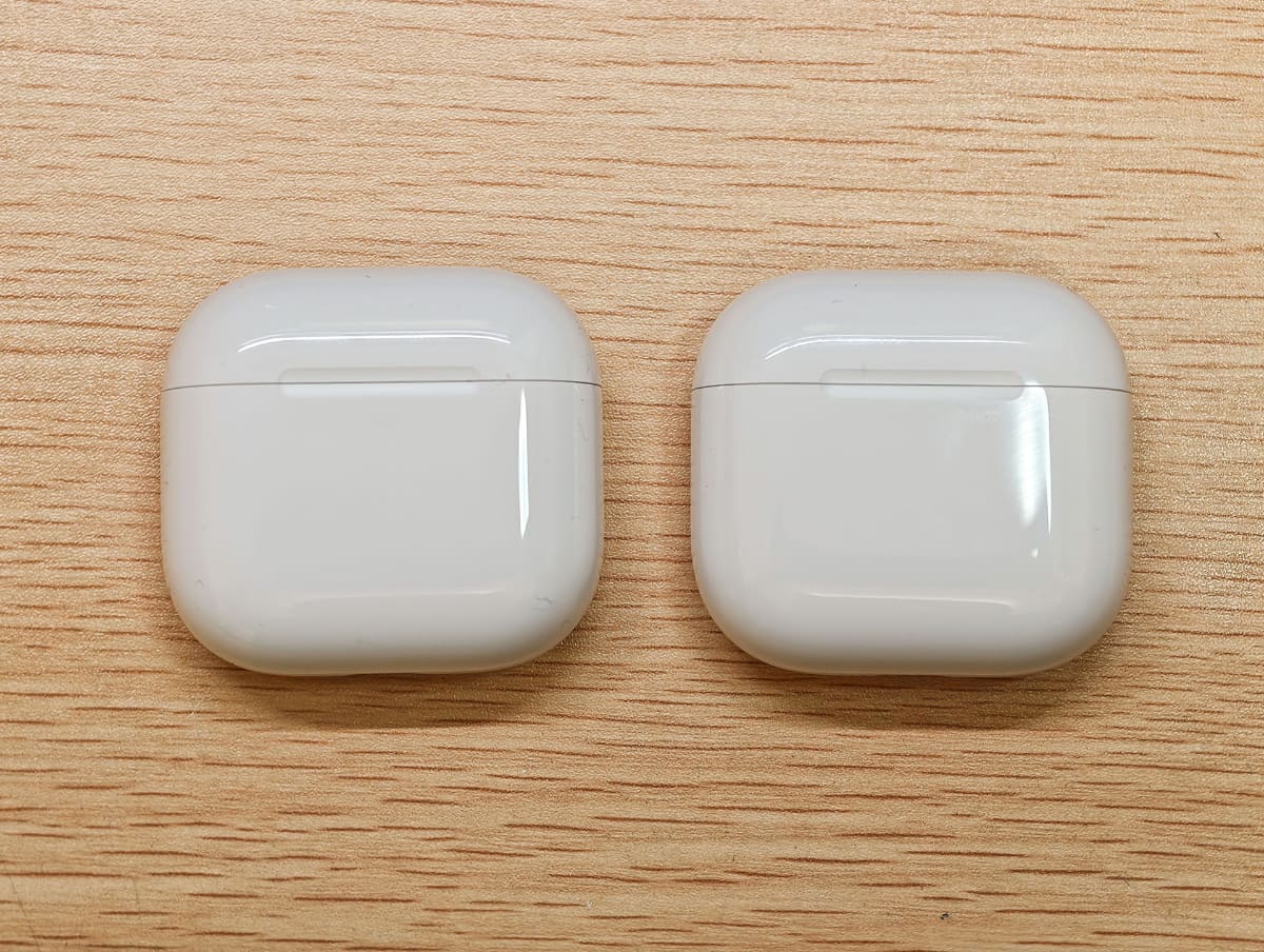 左がAirPods 5で、右がAirPods 4