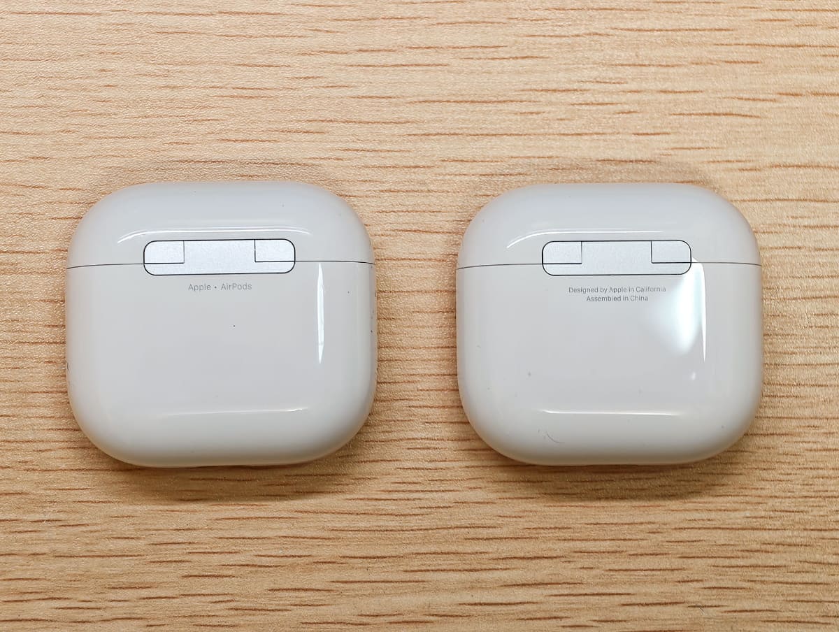 左がAirPods 5で、右がAirPods 4