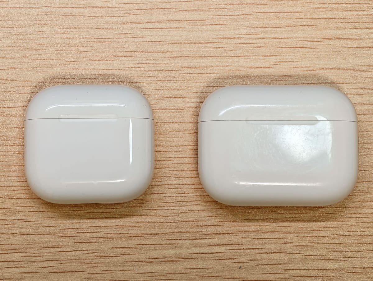 左がAirPods 5で、右がAirPods Pro 3。ケースの横幅はやっぱり結構違う