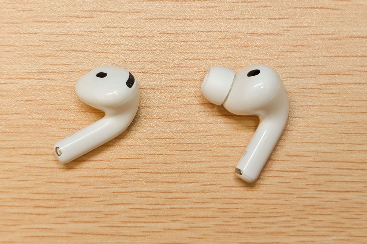 左がAirPods 5の、右がAirPods Pro 3のイヤーピース。耳穴に乗せるのか入れるのかで形状が分かれる