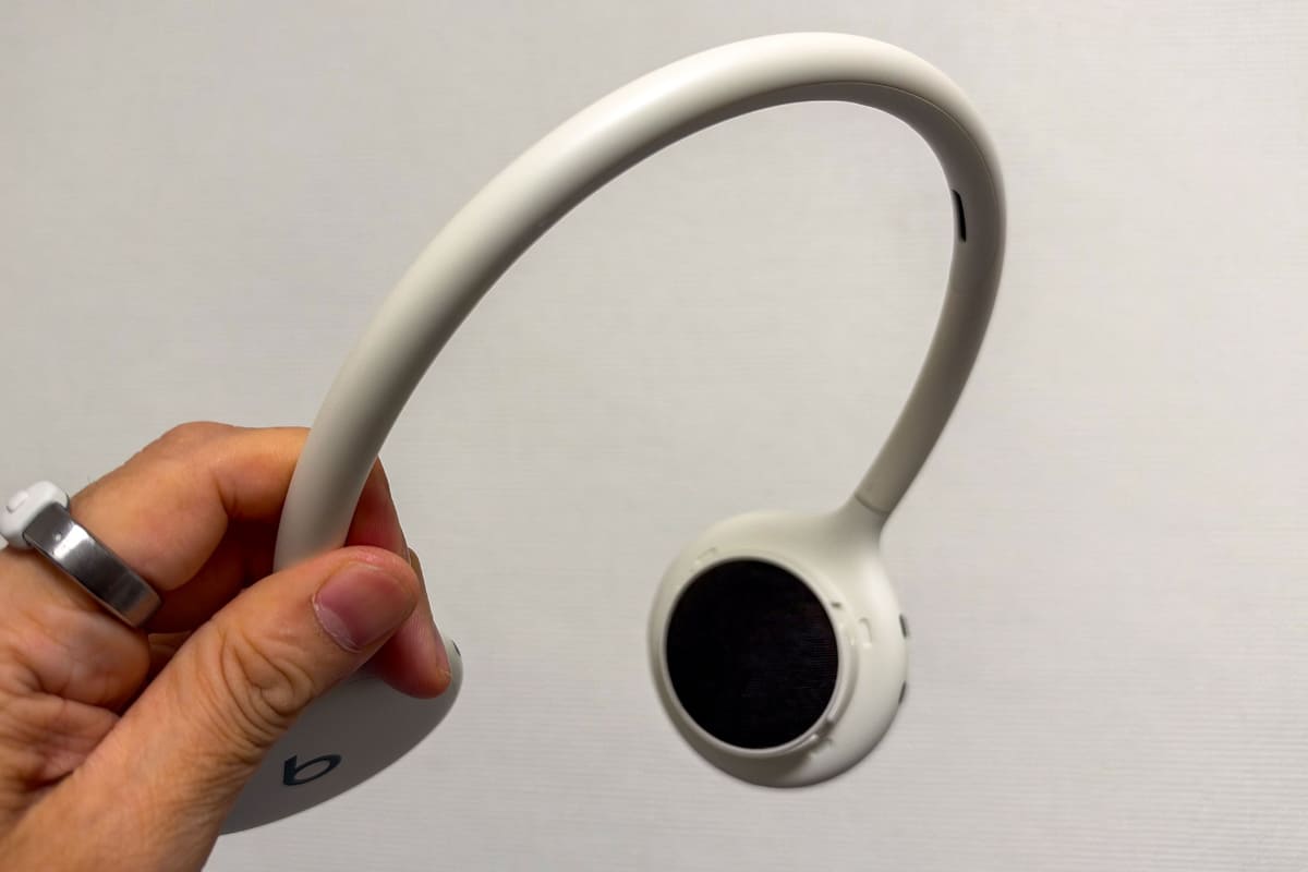 バンド部。内部には電源しか入っていないのでかなり細い