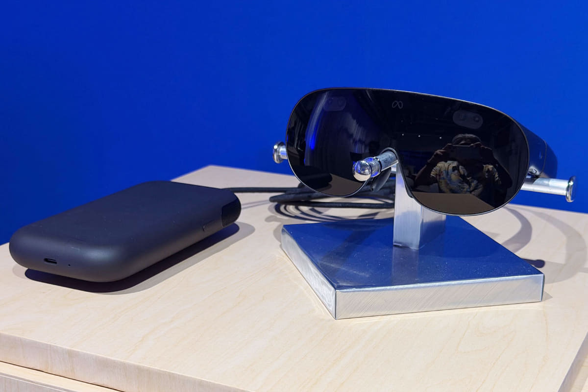 「Meta VR Glasses」。来春アメリカ発売。1299.99ドル。日本を含む幅広い地域で販売の予定がある