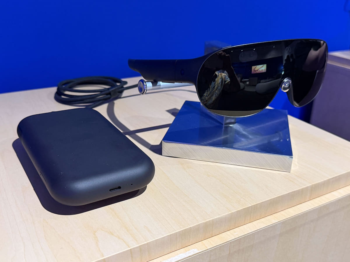「Meta VR Glasses」。来春アメリカ発売。1299.99ドル。日本を含む幅広い地域で販売の予定がある
