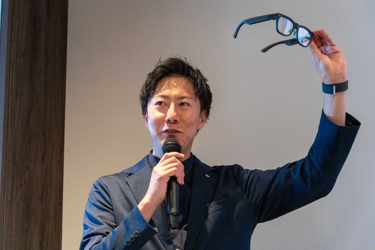 メガネトップ商品開発グループの早田直純グループ長。掲げているのがLinse Display