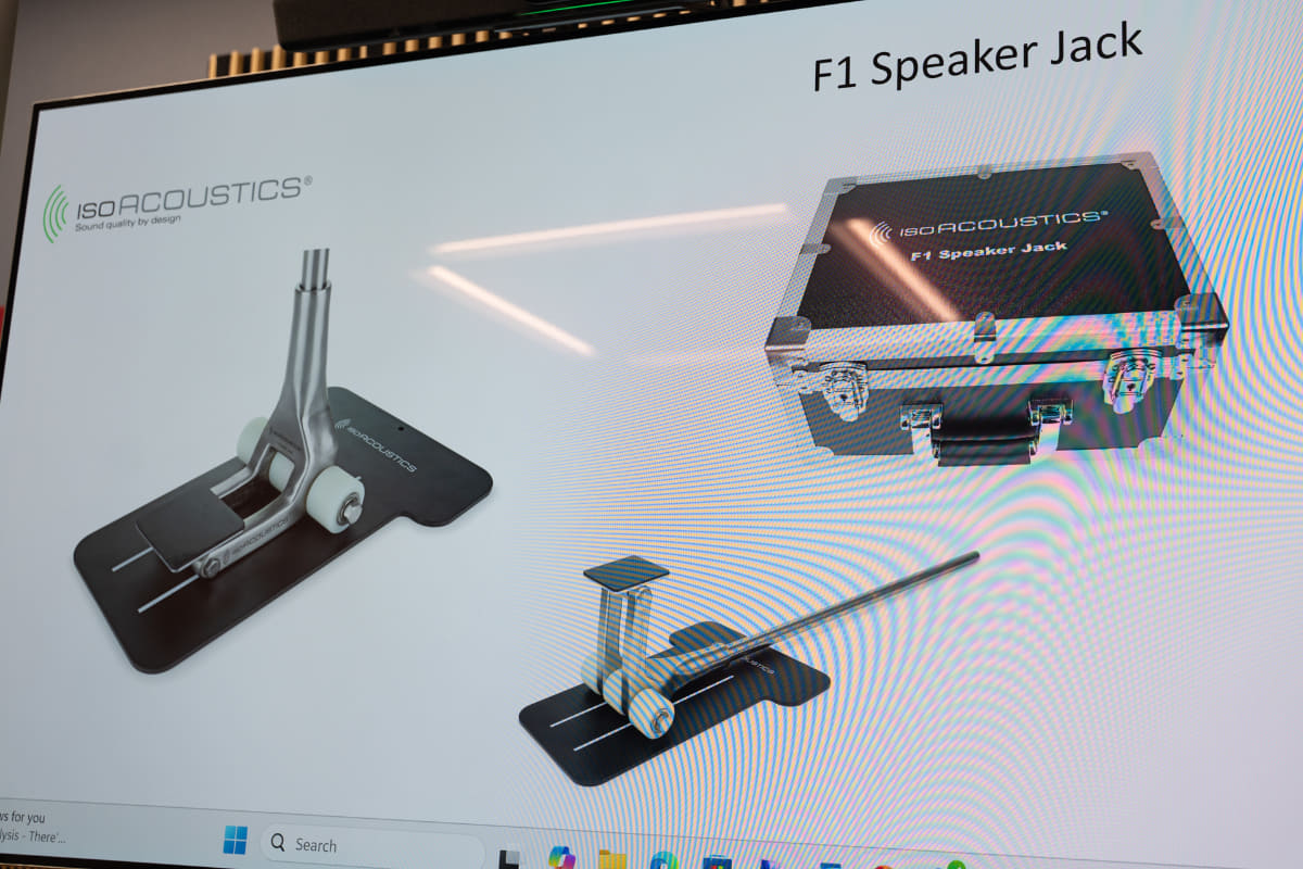 スピーカーを持ち上げる「F1 Spacer Jack」