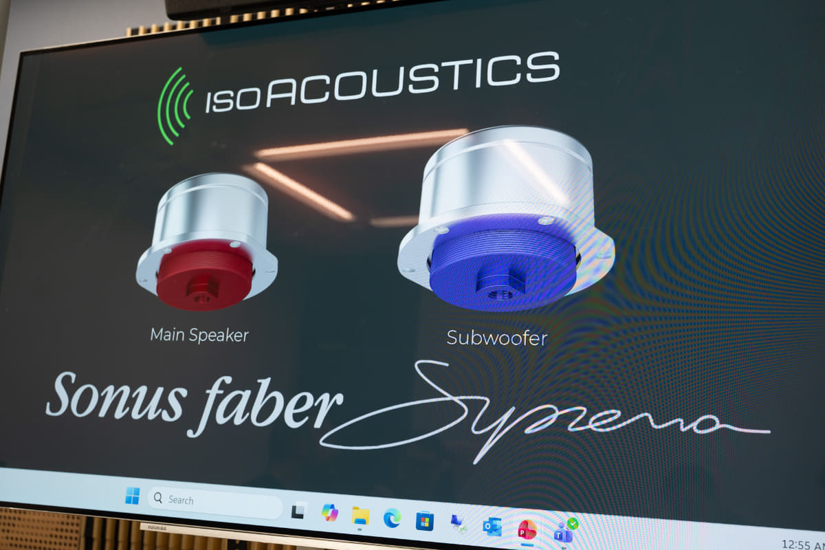 ソナス・ファベールの「Suprema」。ベースプレートとスピーカーの接続部分に、IsoAcousticsのインシュレーターが使われている