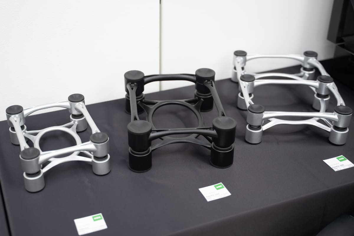 デスクトップスピーカーを配置するための「Aperta」シリーズ