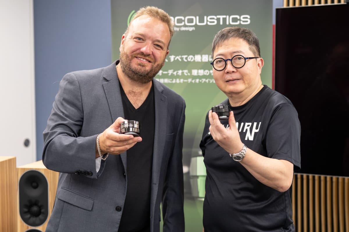 IsoAcousticsのグローバルセールスマネージャー、ポール・モリソン氏(左)