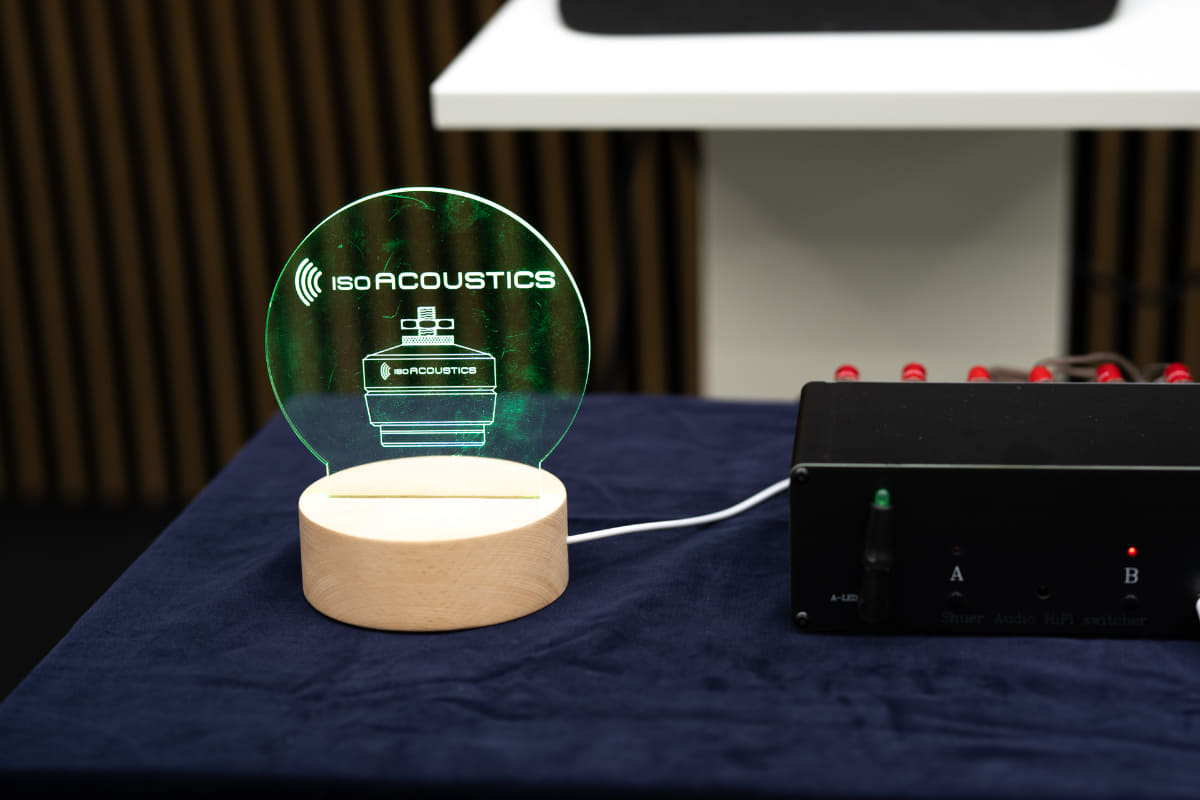 IsoAcousticsのインシュレーターを使っているスピーカーに切り替えると、IsoAcousticsロゴが光る