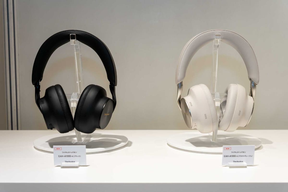 「EAH-A1000」。左がブラック、右がプラチナグレージュ