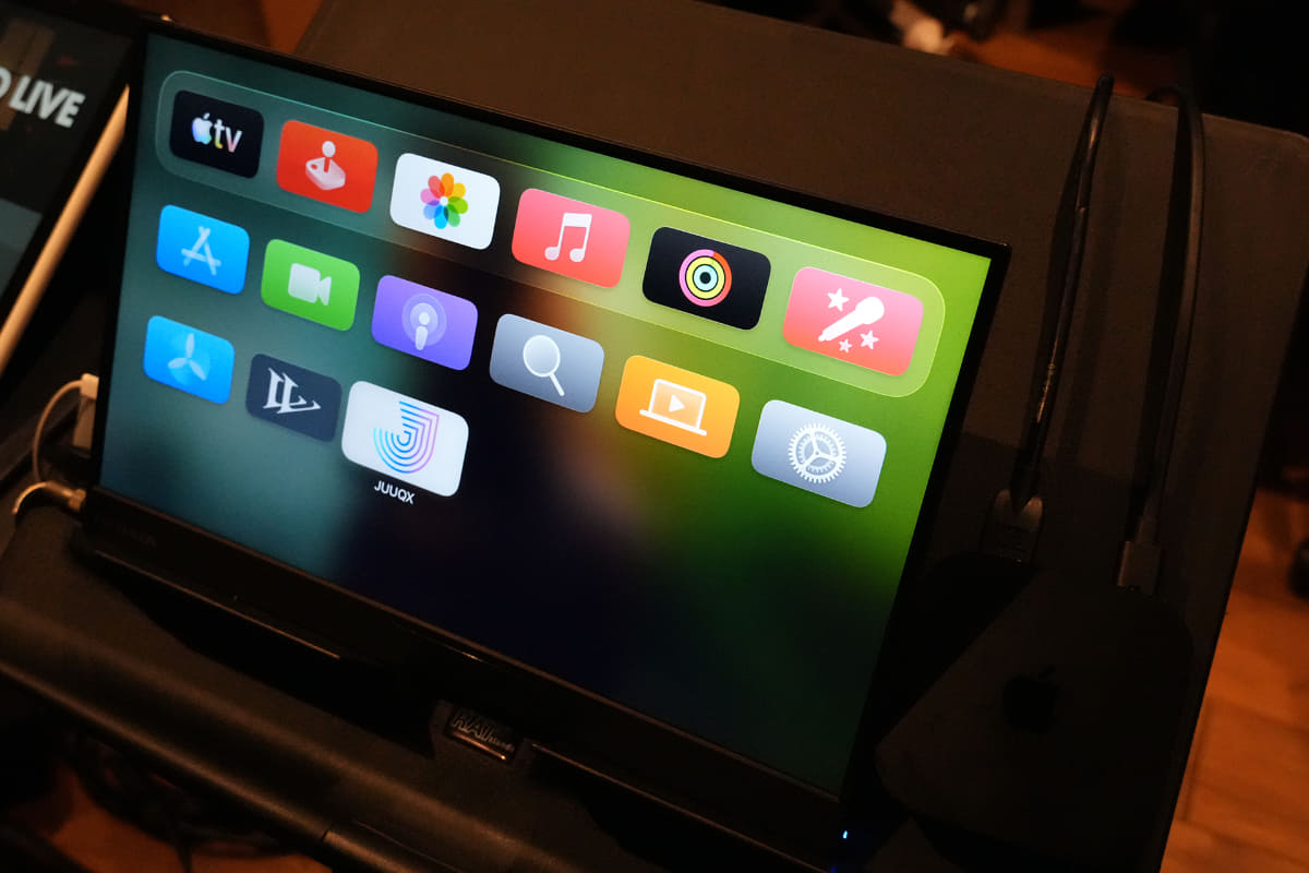 映画館でのライブビューイングでは、市販の「Apple TV 4K」を活用。JUUQX独自の再生アプリを使う