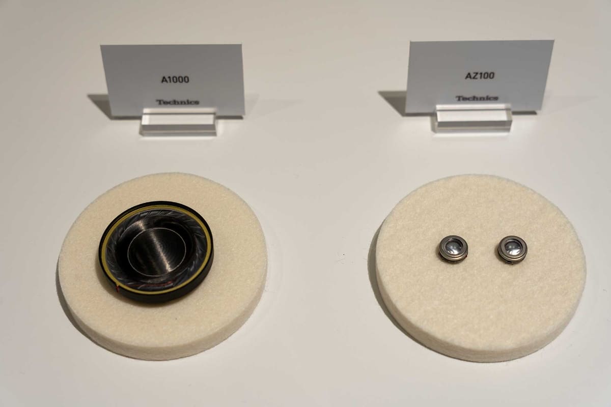 左がEAH-A1000の磁性流体ドライバー。右がEAH-AZ100の磁性流体ドライバー