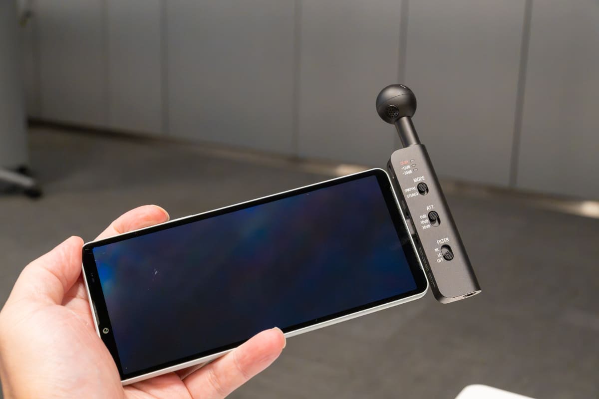 スマホに直接接続して、専用アプリで簡単に空間オーディオ録音できる