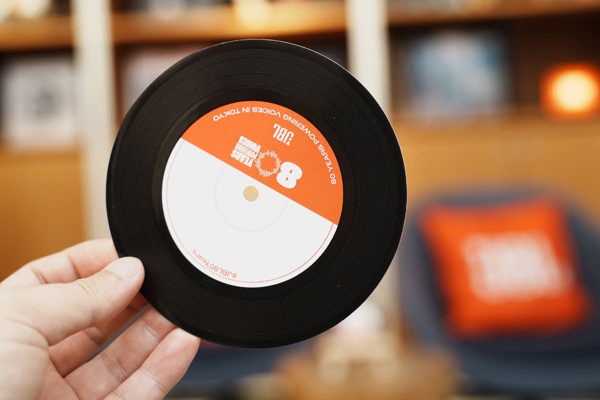 「80年後に残したい一曲」をレコード型コースターに記入し、「Coaster Wall」に掲出