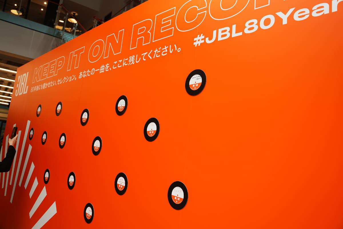 「80年後に残したい一曲」をレコード型コースターに記入し、「Coaster Wall」に掲出