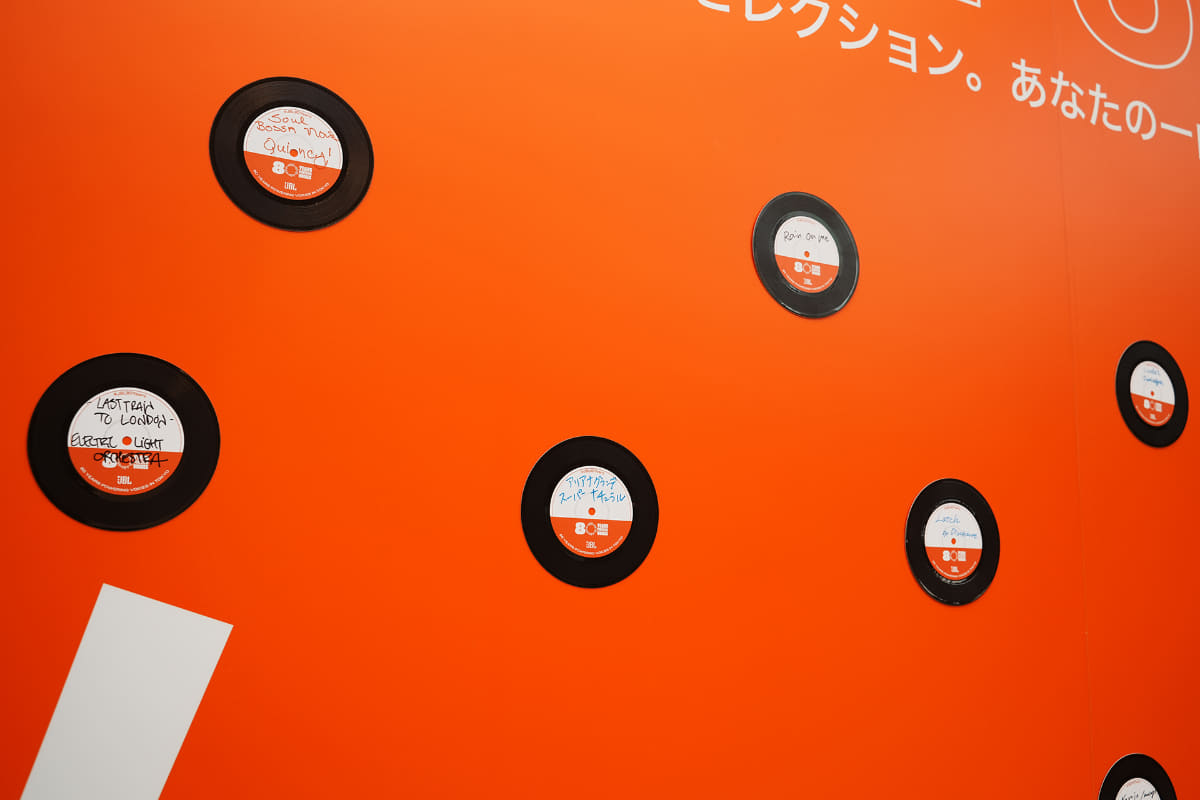 「80年後に残したい一曲」をレコード型コースターに記入し、「Coaster Wall」に掲出