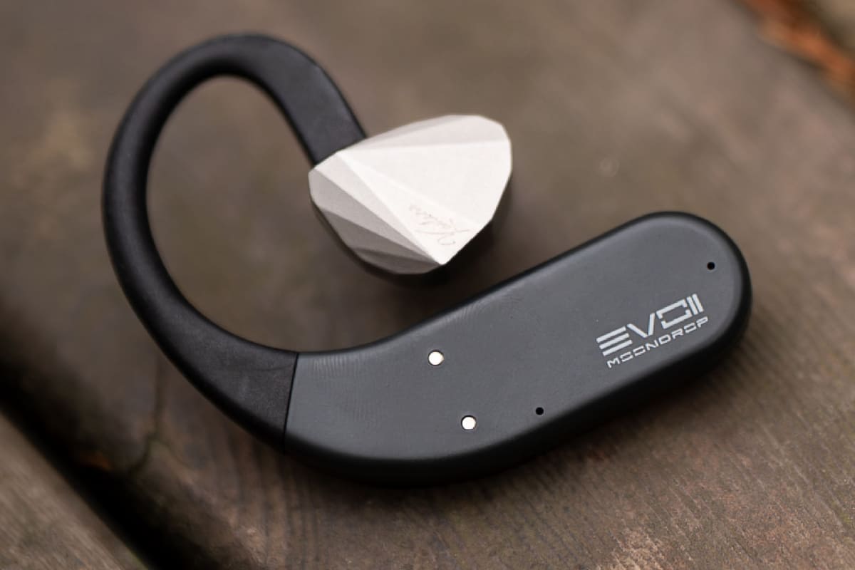 「EVO 2」の使用イメージ。イヤフォン部分は別売