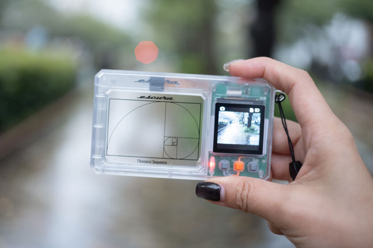 透明ファインダーを覗くようにとる新感覚トイデジ「InstantSnap.novo」で遊んでみた