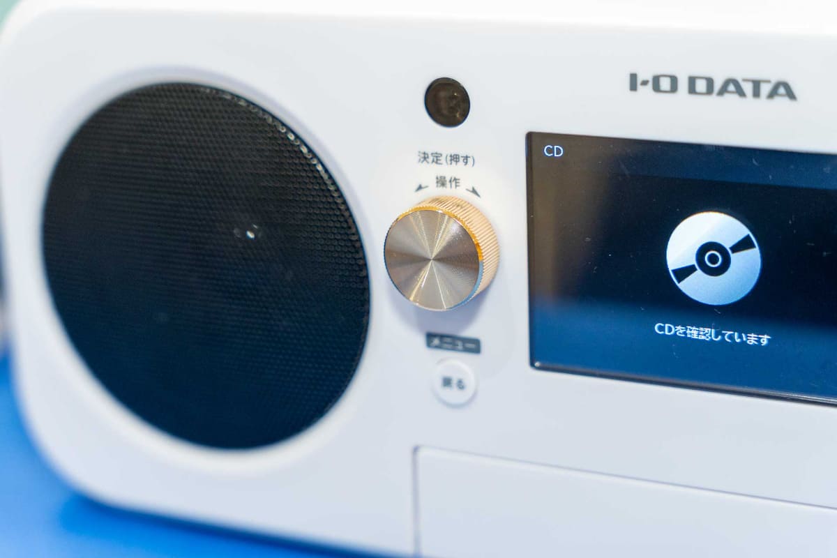 Wi-Fi経由でGracenoteから楽曲情報などを取得。アルバムジャケットなどをフルカラーで表示することもできる