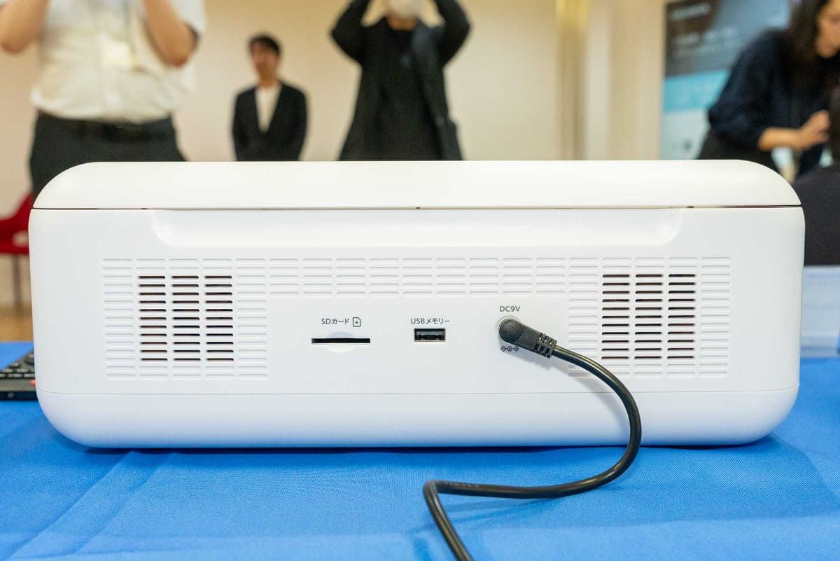 本体背面にSDカードスロット、USBポート、電源ポートを備える