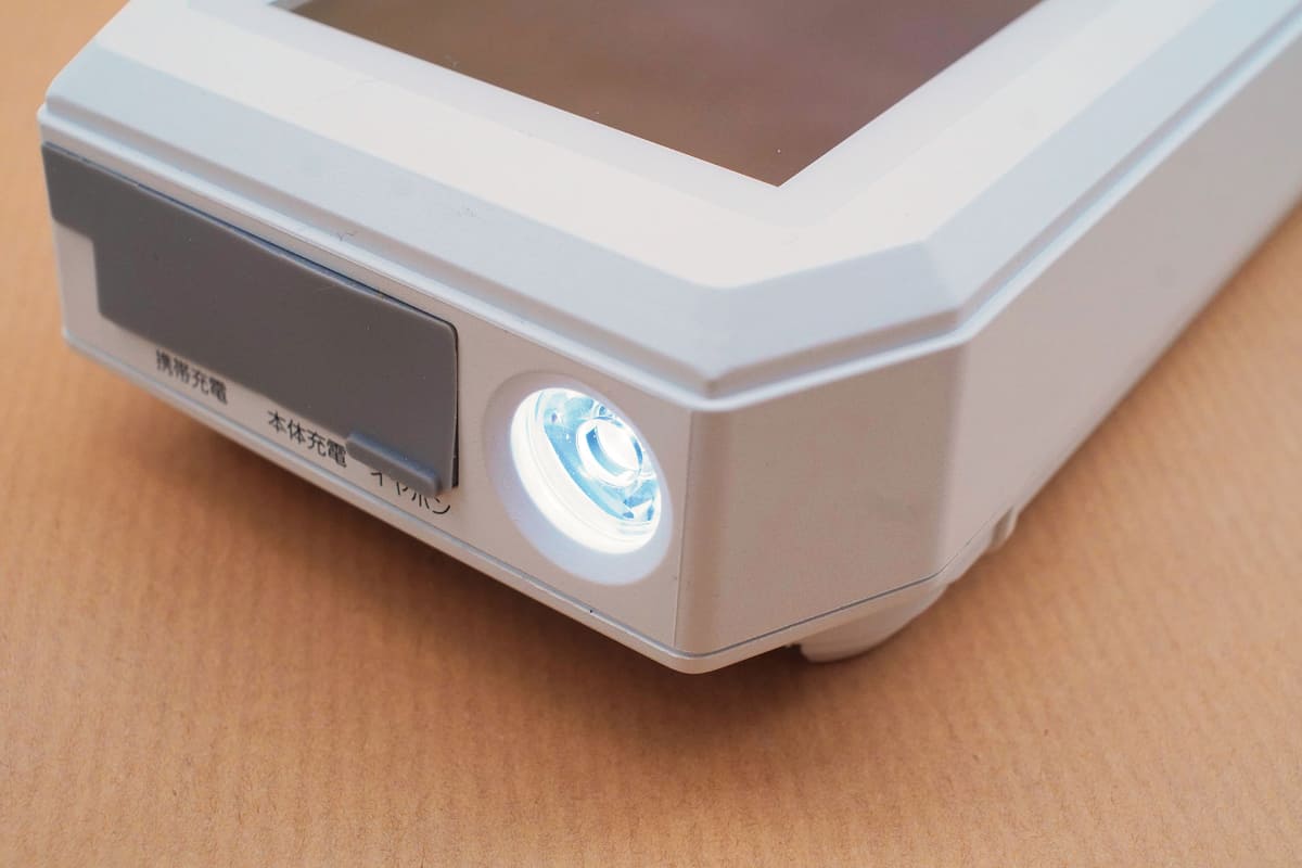 側面のLEDライトはそれほど光量はない