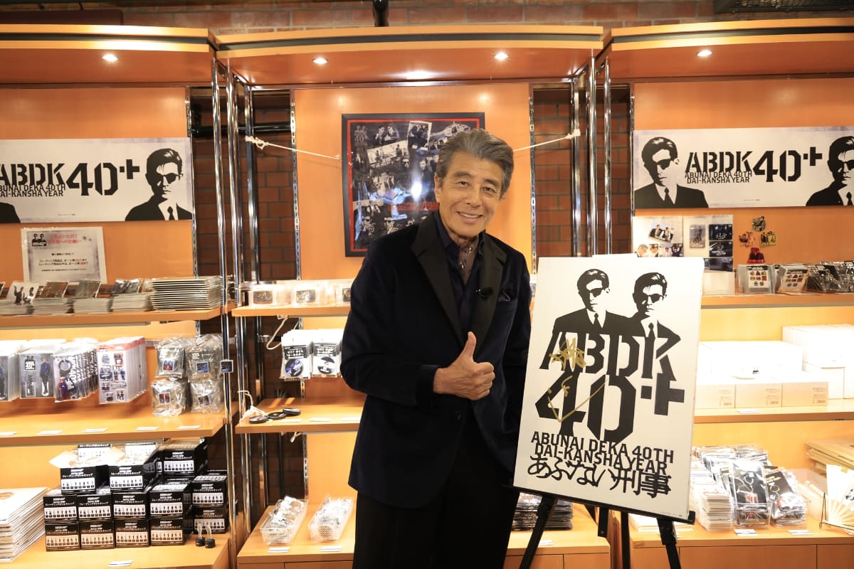 ポップアップショップに来店した舘ひろし<br><span class="fnt-70">(C)</span>セントラル・アーツ 東映