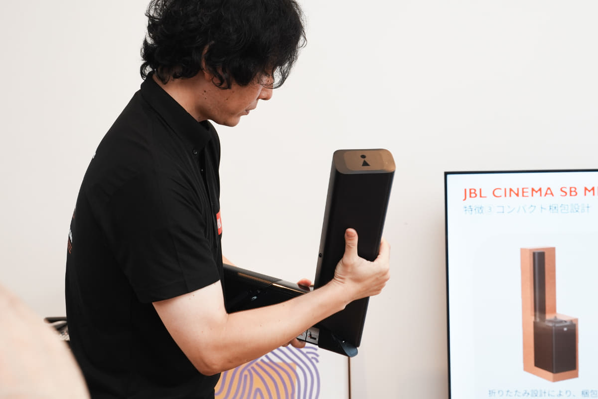 バースピーカー部分をこのように折りたたみ、コの字にできる