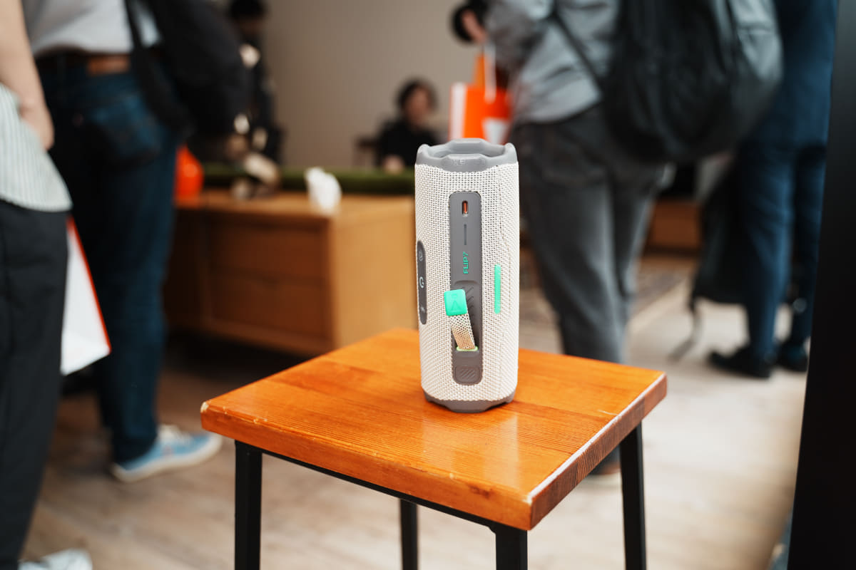 FLIP 7側を、リスナーの背後に設置。バッテリー内蔵であるため、完全にワイヤレスなリアスピーカーとして使える。実際に体験すると、リアルなスピーカーならではの、明瞭な包囲感が得られる