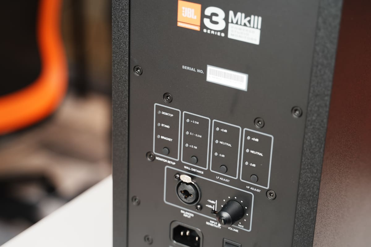 305P MkIIIの背面。81通りのDSPルームチューニングができる