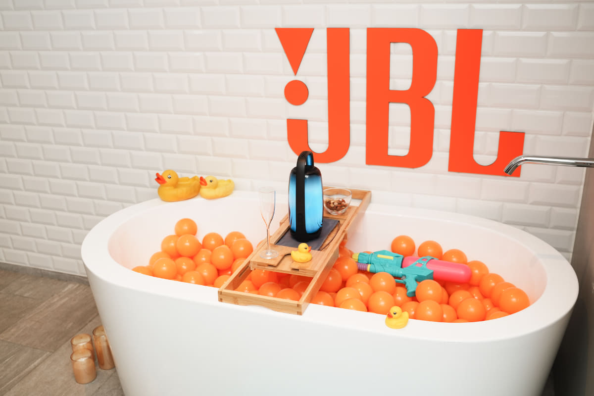 「JBL Pulse 6」。防塵防水性能も高く、お風呂場での使用をイメージした展示も